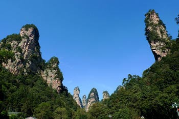 張家界國家森林公園、黃龍洞、天門山、鳳凰古城純玩五日游